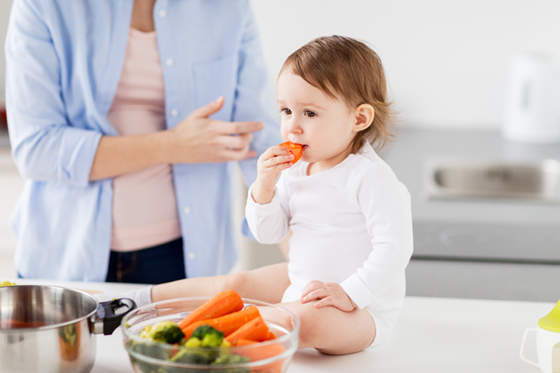 bambino che mangia